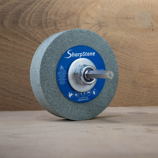Video showing a chisel being sharpened using the SharpStone grinding disc mounted on a spade bit in a cordless drill – fast and mobile sharpening solution.